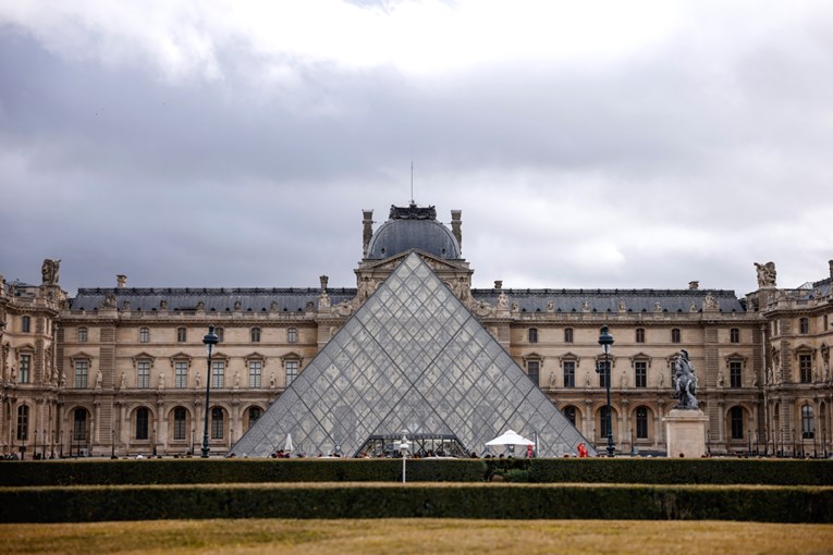 Louvre muzej s karakterističnom staklenom piramidom i palačom u pozadini