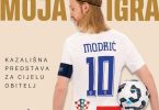 Muškarac u hrvatskom nogometnom dresu broj 10 s loptom