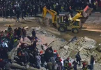 Bager i vatrogasci na mjestu urušenih zgrada u Maroku, pretraživanje ruševina