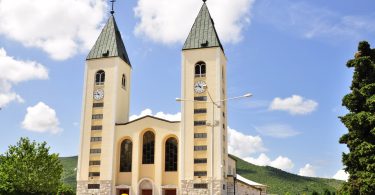 Crkva sv. Jakova s dvije karakteristične tornje i hodočasnici ispred nje