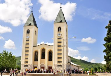 Crkva sv. Jakova s dvije karakteristične tornje i hodočasnici ispred nje