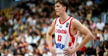 Hrvatski košarkaš u reprezentativnom dresu broj 13 tijekom utakmice