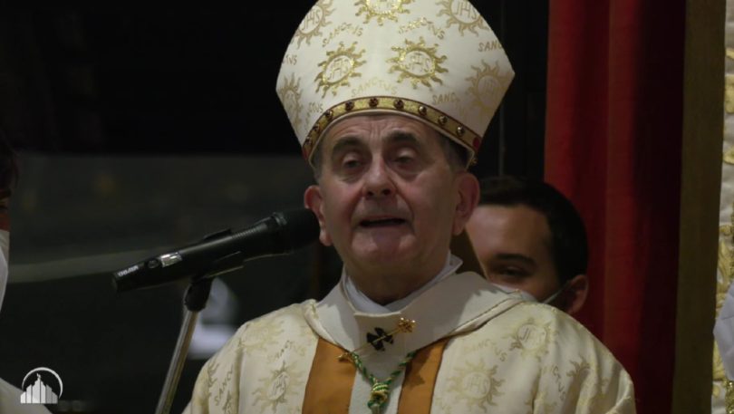 Rimokatolički nadbiskup u bijeloj mitri i liturgijskom ornatu govori na javnoj priredbi