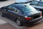 Crno policijsko vozilo s oznakama MUP ŽZH parkiran na cesti
