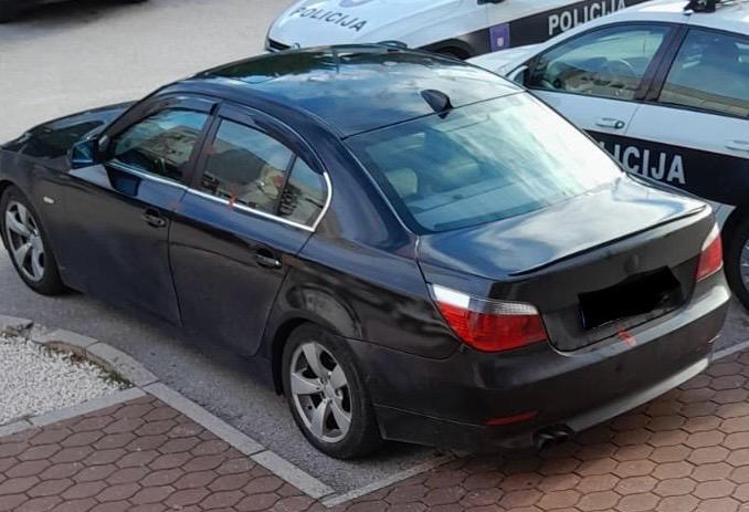 Crno policijsko vozilo s oznakama MUP ŽZH parkiran na cesti