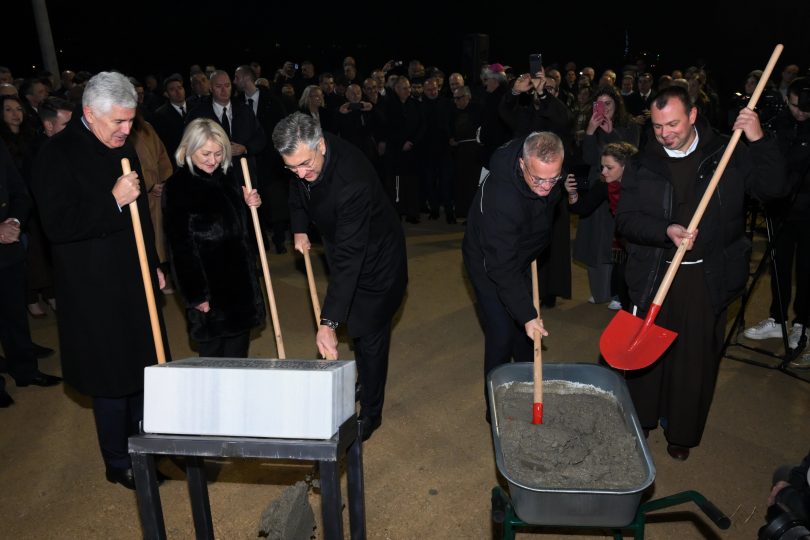 Službena delegacija položava simboličke lopate za početak izgradnje projekata u Banjoj Luci