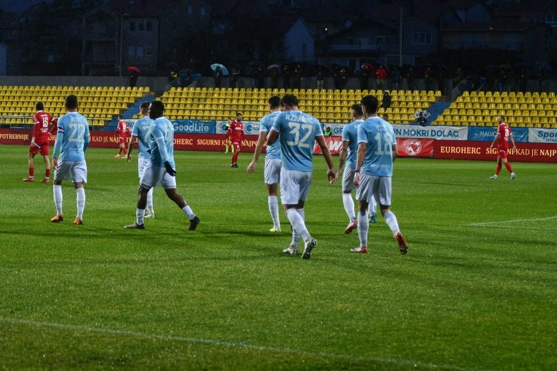 Četiri fudbalera u plavim dresovima HŠK Posušja na terenu tijekom utakmice