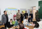 Djeca i odrasli u učionici tijekom proslave sv. Nikole s darivanjem i pjesmom