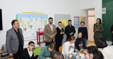 Djeca i odrasli u učionici tijekom proslave sv. Nikole s darivanjem i pjesmom