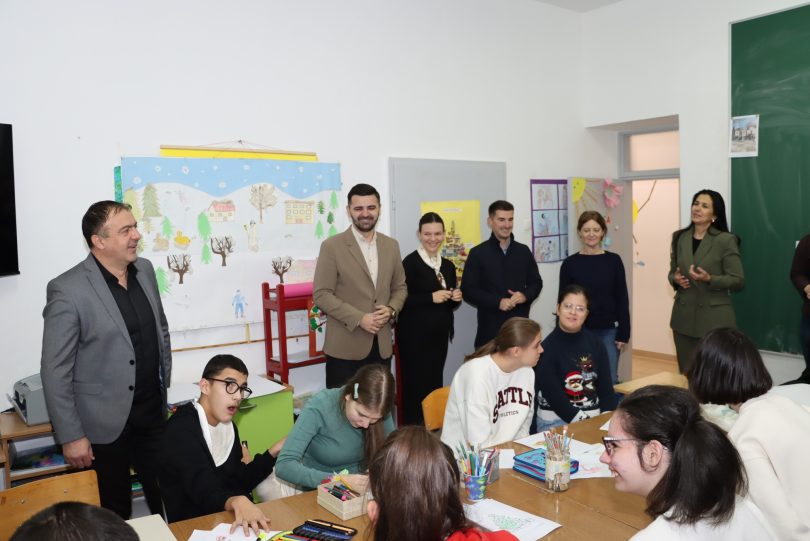 Djeca i odrasli u učionici tijekom proslave sv. Nikole s darivanjem i pjesmom