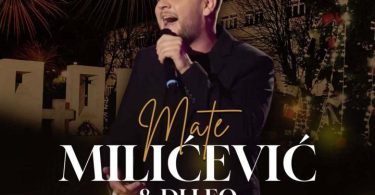 Mate Miličević pjeva u mikrofon, DJ Leo za mikseta, doček Nove godine