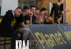 Košarkaši HŠK Posušja u crno-žutim dresovima tijekom utakmice, sjedeći na klupskoj klupi