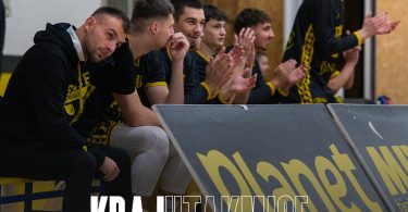 Košarkaši HŠK Posušja u crno-žutim dresovima tijekom utakmice, sjedeći na klupskoj klupi