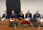 Službeni predstavnici potpisuju ugovor za financiranje razvoja zračne luke