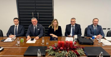 Službeni predstavnici potpisuju ugovor za financiranje razvoja zračne luke