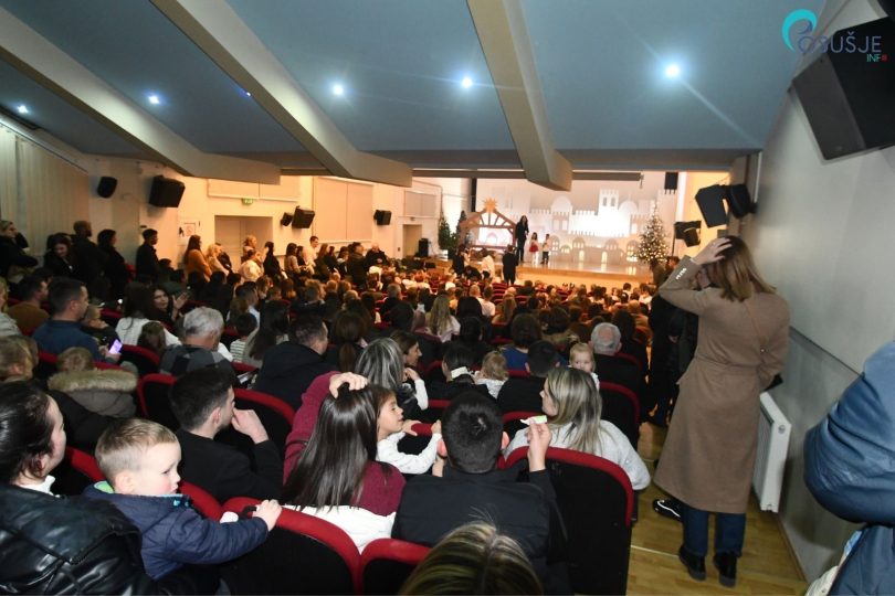 Dječji vrtić Bajka izvodi božičnu priredbu pred popunjenom dvoranom gledatelja