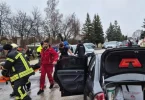 Vatrogasci i medicinci pružaju pomoć ozlijeđenim osobama kod oštećenog vozila na cesti