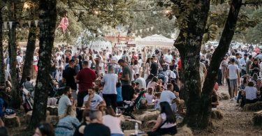 Veliki broj posjetitelja među stablima na manifestaciji Rimski dani u Mokrom