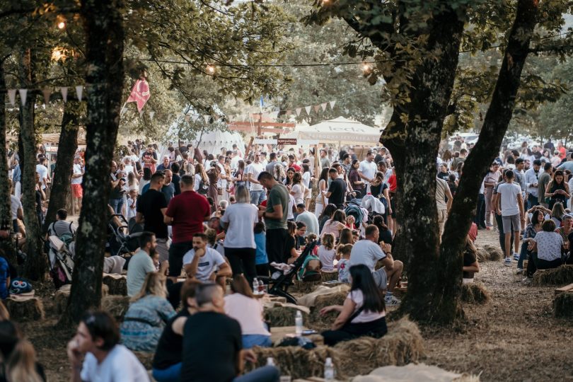 Veliki broj posjetitelja među stablima na manifestaciji Rimski dani u Mokrom