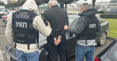 Pripadnici UKP-a provode uhićenje osobe osumnjičene za teška kaznena djela