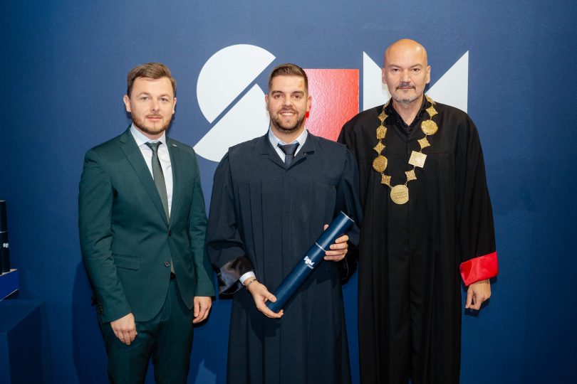 Tri osobe u akademskim togama na svečanoj promociji doktora znanosti i umjetnosti