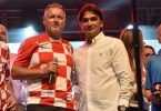 Zlatko Dalić u crveno-bijeloj majici i Marko Perković Thompson u bijeloj košulji na događaju