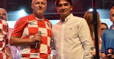 Zlatko Dalić u crveno-bijeloj majici i Marko Perković Thompson u bijeloj košulji na događaju