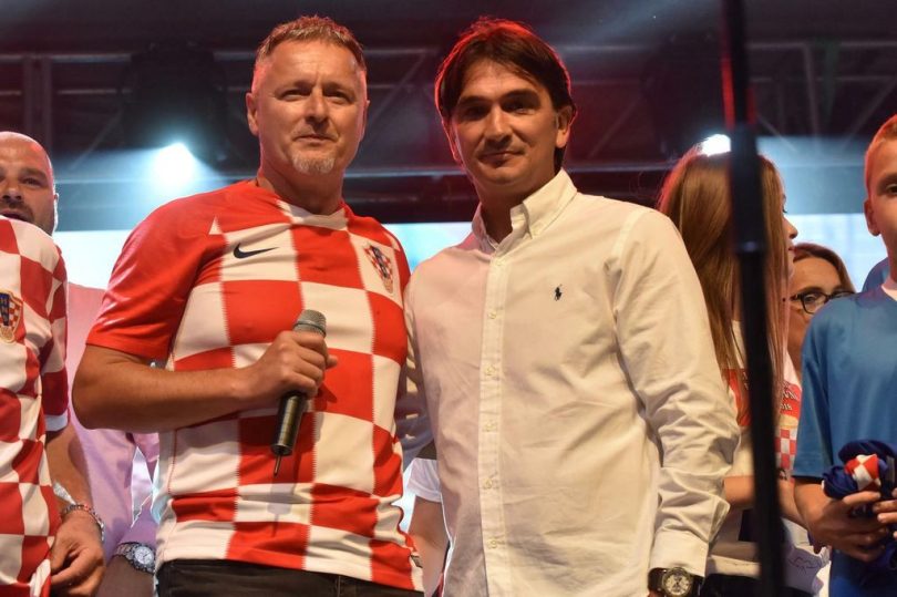 Zlatko Dalić u crveno-bijeloj majici i Marko Perković Thompson u bijeloj košulji na događaju