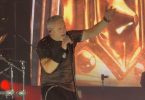 Pjevač Thompson tijekom koncerta, s neonskim pozadinskim osvjetljenjem i s mikrofonom u ruci