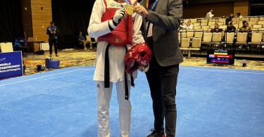 Taekwondoist David Milićević pozira s osvojenom zlatnom medaljom i trofejom nakon pobjede na BiH Openu