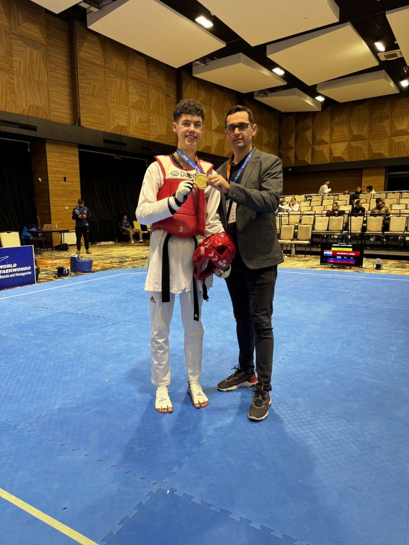 Taekwondoist David Milićević pozira s osvojenom zlatnom medaljom i trofejom nakon pobjede na BiH Openu