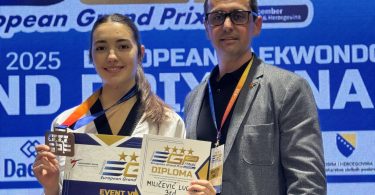 Mlada taekwondistkinja Lucija Miličević s medaljavim trofejom i certifikatom na europskom takmičenju