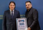 Toni Kraljević sa certifikatom za Ličnost godine 2025 na dodjeli nagrada