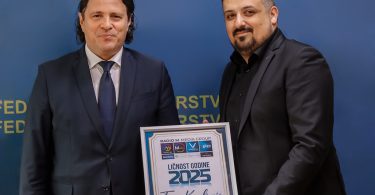 Toni Kraljević sa certifikatom za Ličnost godine 2025 na dodjeli nagrada