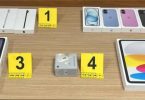 Policijska istražna mjesta sa označenim dokazima - kućišta mobitela i serijski brojevi