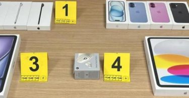 Policijska istražna mjesta sa označenim dokazima - kućišta mobitela i serijski brojevi