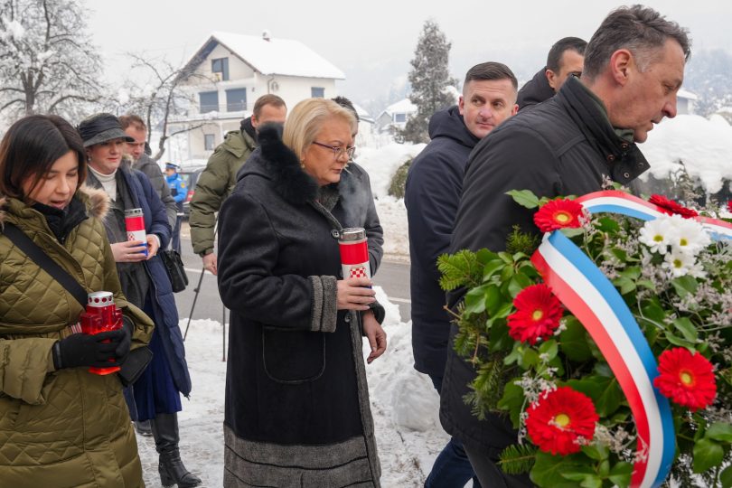 32 godine od zlocina u Buhinim Kucama Predsjednica Bradara porucila Buhine Kuce ne traze osvetu nego istinu i odgovornost 4