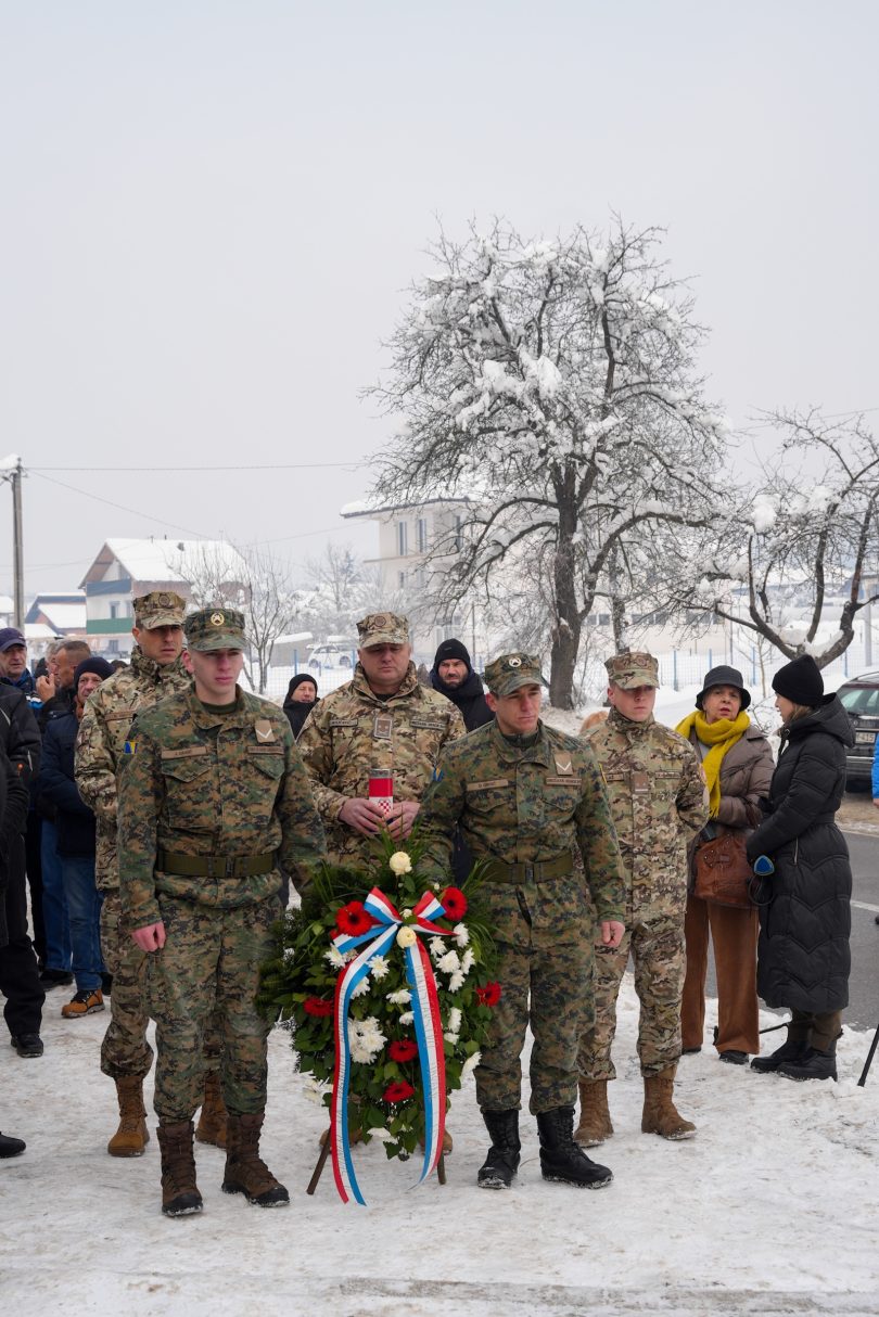 32 godine od zlocina u Buhinim Kucama Predsjednica Bradara porucila Buhine Kuce ne traze osvetu nego istinu i odgovornost 8