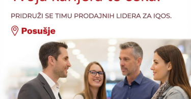 Četiri profesionalca u poslovnom okruženju razgovaraju tijekom intervjua za posao