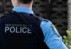 Pripadnik New South Wales policije viđen s leđa tijekom intervencije