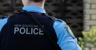Pripadnik New South Wales policije viđen s leđa tijekom intervencije