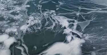 Zaleđeno jezero na planini Blidinja snimljeno iz zraka s ledom i snijegom