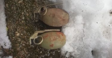 Dva neeksplodirana ubojna sredstva na zemlji pored kamena