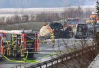 Vatrogasci i vozila hitne pomoći na autocesti nakon eksplozije cisterne, dim i požar vidljivi u pozadini