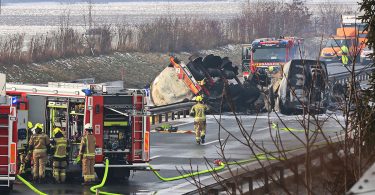 Vatrogasci i vozila hitne pomoći na autocesti nakon eksplozije cisterne, dim i požar vidljivi u pozadini