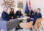Politički oficijalni razgovori za okruglim stolom s europskom zastavom u pozadini