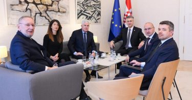Politički oficijalni razgovori za okruglim stolom s europskom zastavom u pozadini
