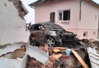 Razvalina kuće sa slamljenim vozilom u ruševinama nakon eksplozije