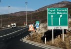Zeleni prometni znakovi na autocesti A1 koji pokazuju izlaze prema Zagrebu i Dubrovniku, s udaljenostima od 200 metara