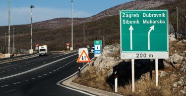 Zeleni prometni znakovi na autocesti A1 koji pokazuju izlaze prema Zagrebu i Dubrovniku, s udaljenostima od 200 metara